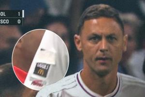 亚博app-法甲发起反恐同活动，里昂中场马蒂奇在袖子上遮住反恐同标志