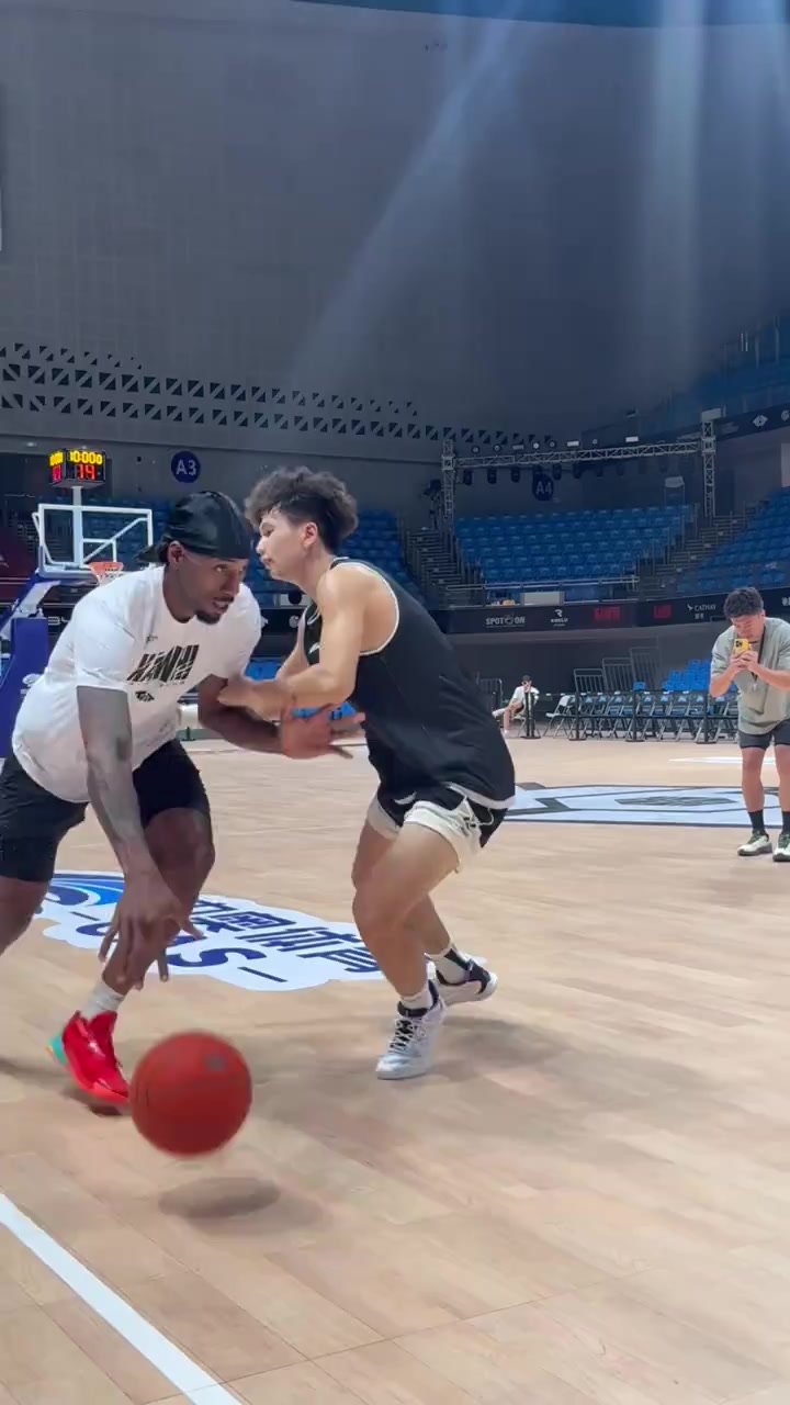 亚博中国官网-广州新星张文杰获小卡亲授防守技巧，专业指导干货十足