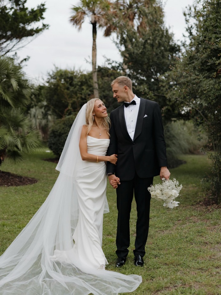 亚博体育平台-郎才女貌！掘金球员亨特-泰森大婚 球队官方送上祝福