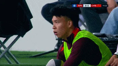 亚博体育平台-半场狂攻未果，王钰栋场下不可置信