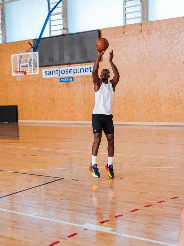 亚博游戏官网-巴特勒社媒更新近期动态 一边度假一边训练两不耽误