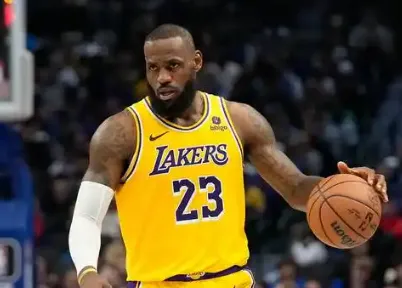 亚博app-詹姆斯首节出战10分钟，投篮6中3得到10分2篮板4助攻2抢断