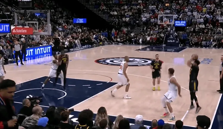 亚博app-小库里底角压哨三分投进还有加罚，勇士首节26-25领先快船